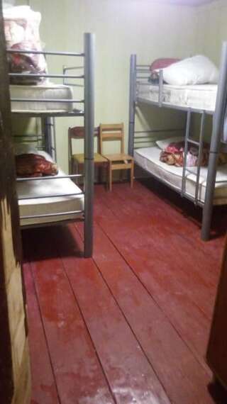 Хостелы Io Rumi Hostel and Camping Medzibna Спальное место на двухъярусной кровати в общем номере для мужчин и женщин-9